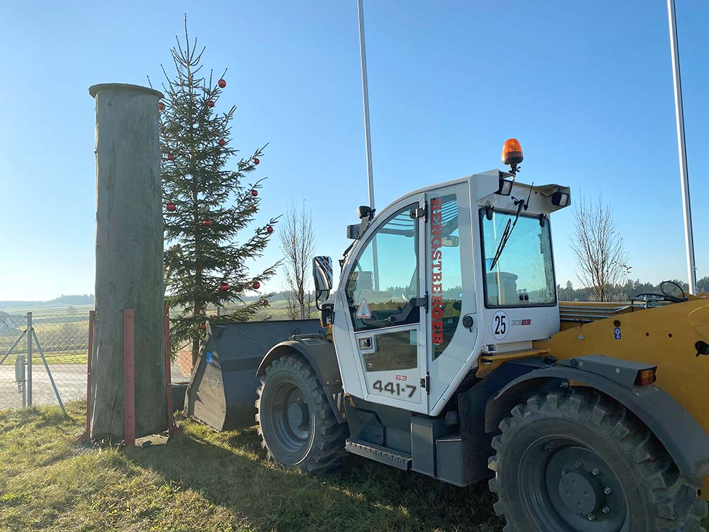 Christbaum wird geschmückt