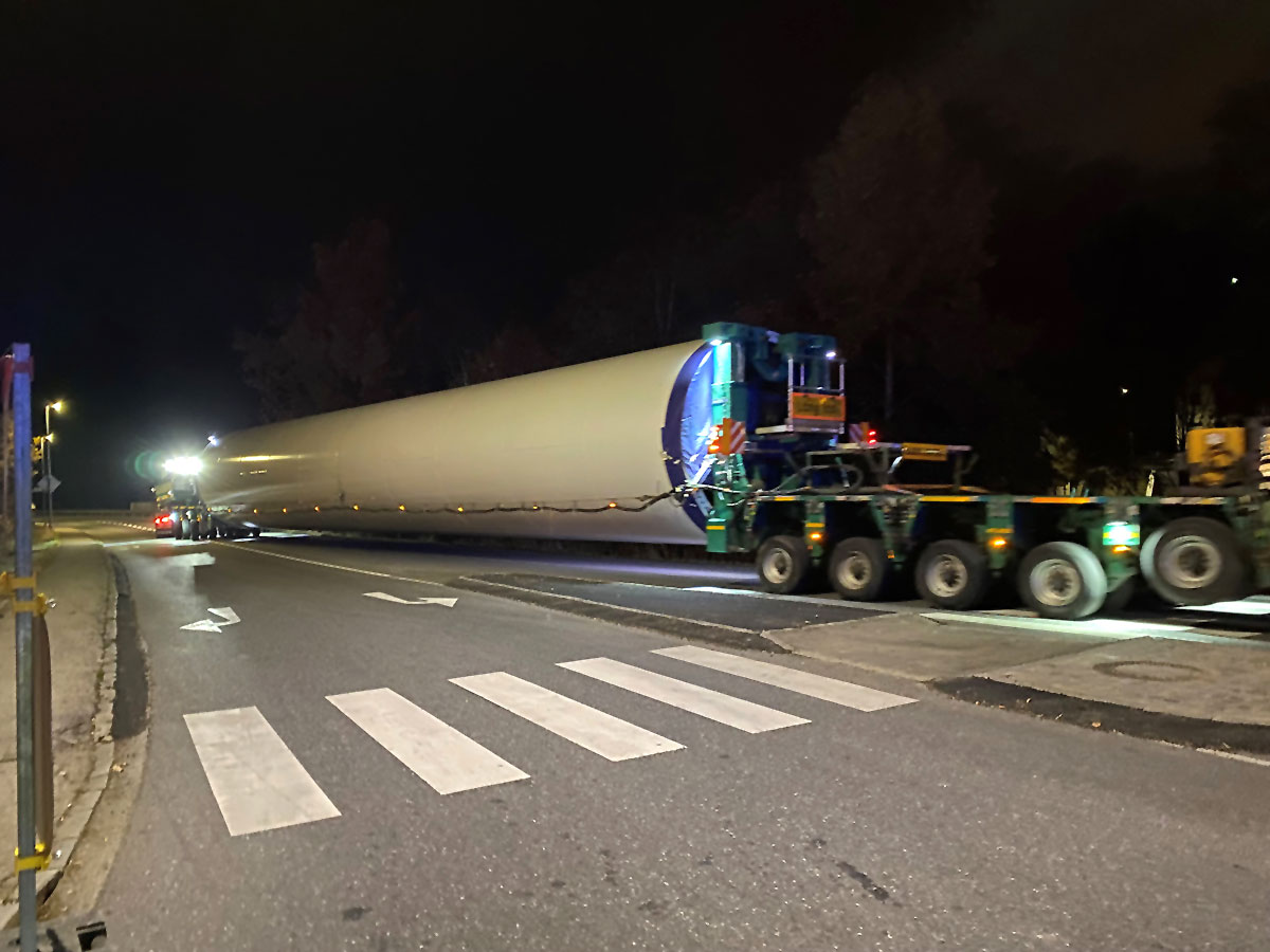 Abschlepphilfe bei Windkraftanlagetransporten