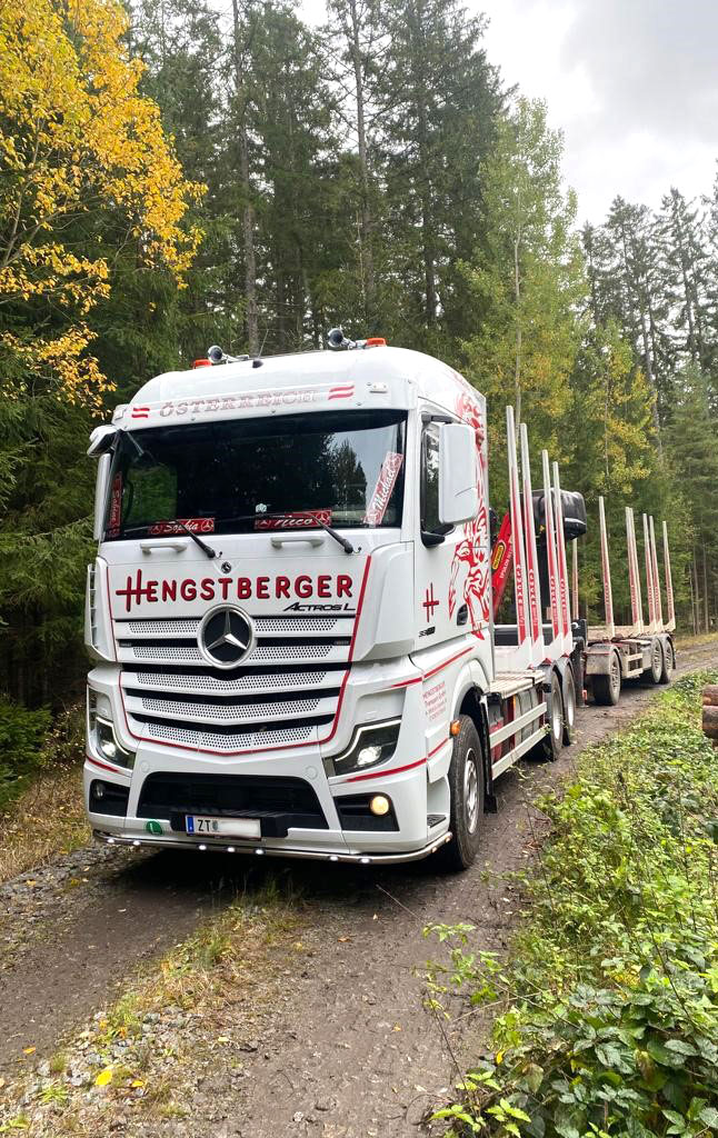 Hengstberger LKW Mercedes im Herbstwald 2022