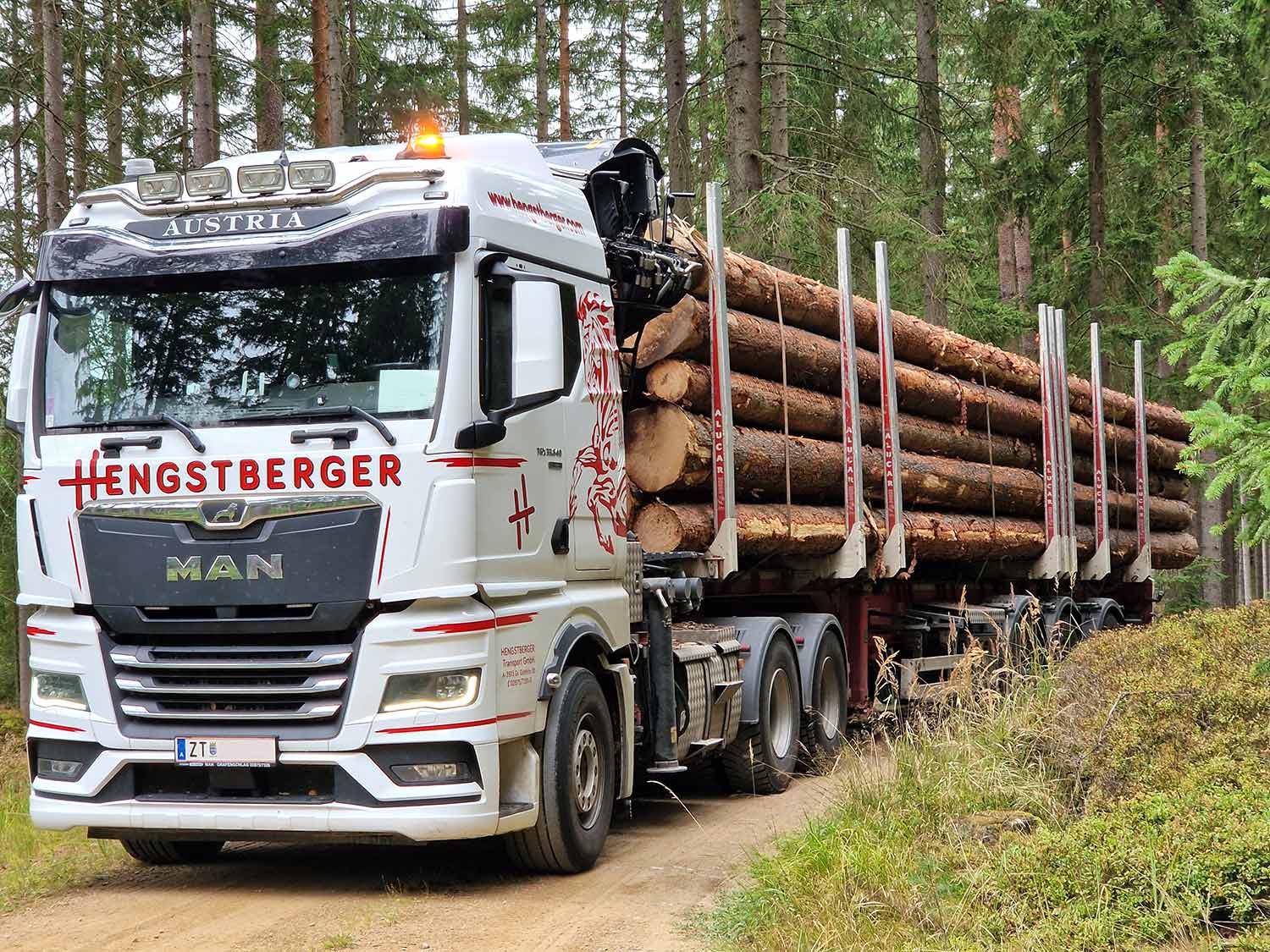 Hengstberger LKW mit Kransattel, beladen im Wald