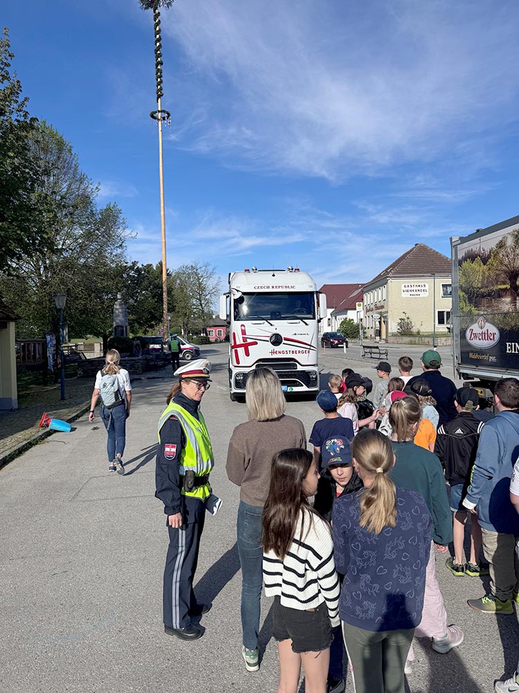 Workshop „Der LKW bringt’s in beiden Volksschulen Workshop "Der LKW bringt's in beiden Volksschulen